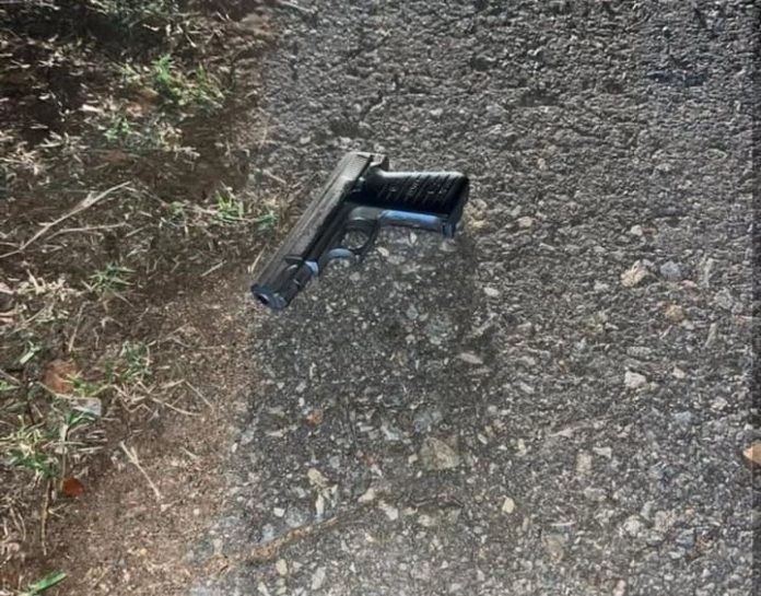 En el operativo policial se incautó un arma de fuego tipo pistola