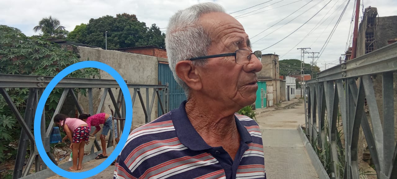 Mientras Guillermo Velásquez conversaba con El Periodiquito, vecinas lanzaban basura al caño.